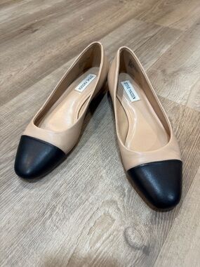 Steve Madden Two-Tone Beige and Black Cap Toe shoes, Size 8